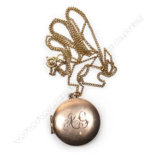 Frank Grady (Wellington) 9ct photo locket and chain,